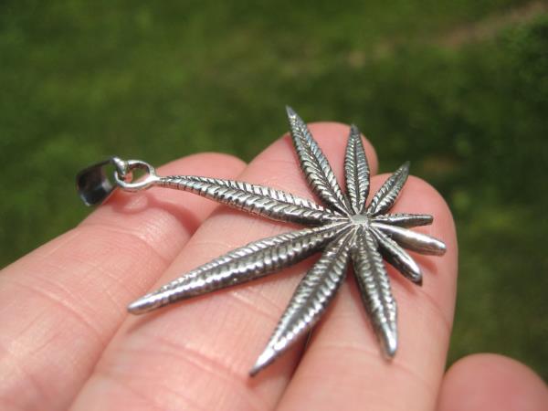 925 Silver Marijuana Hemp Leaf Pendant Necklace Taxco Mexico A38677