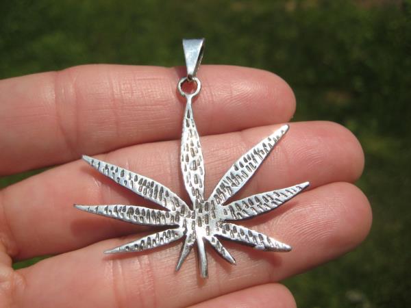 925 Silver Marijuana Hemp Leaf Pendant Necklace Taxco Mexico A38677