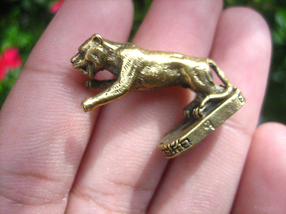 Brass Metal Lucky Tiger Amulet  Statue Buddhist Blessing A6