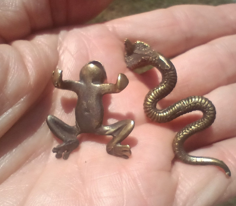 Statues frog and snake statue