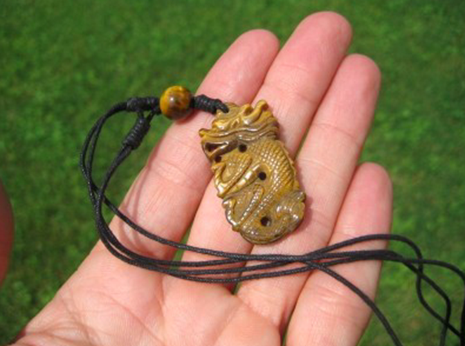 Natural had carved Tiger's Tiger eye Dragon Pendant necklace Thailand AN344