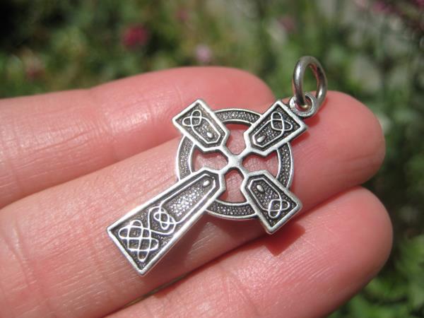 925 Silver Celtic Christian Irish English Knot Circle Cross A14