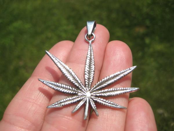 925 Silver Marijuana Hemp Leaf Pendant Necklace Taxco Mexico A38677